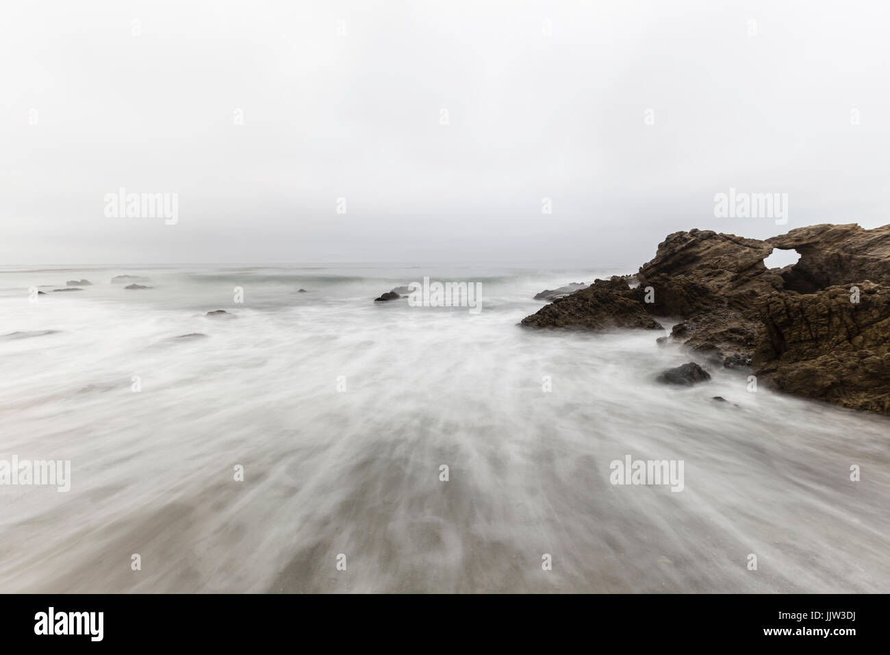Rocky Leo Carrillo State Beach mit Motion blur Wasser in Malibu, Kalifornien. Stockfoto