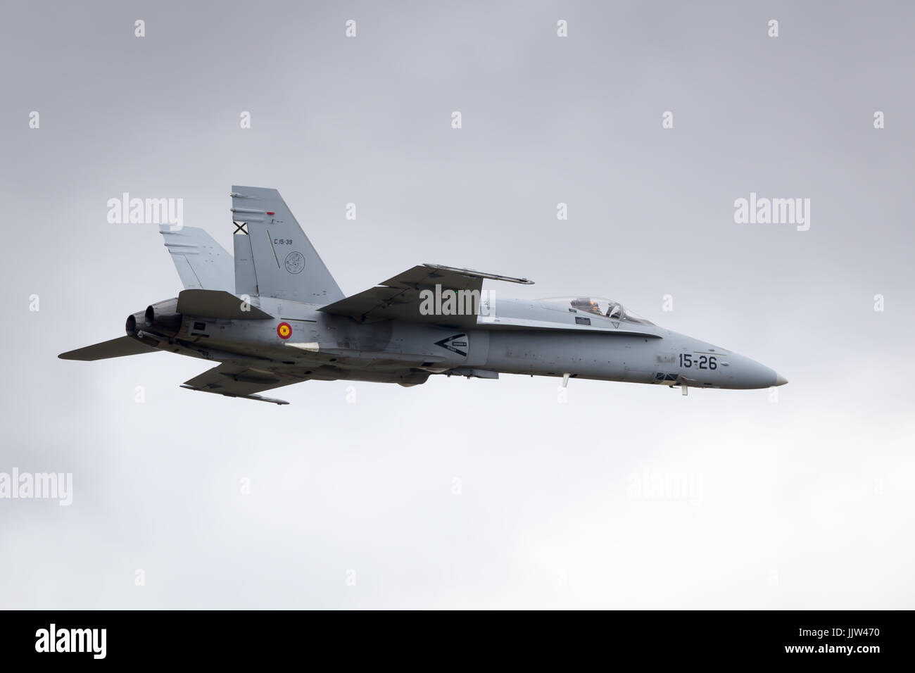 Spanische Luftwaffe Mcdonnell Douglas F/A-18 Hornet durchführen seine Aerobatic Anzeige bei Fairford International Air Tattoo RIAT 2017 Stockfoto