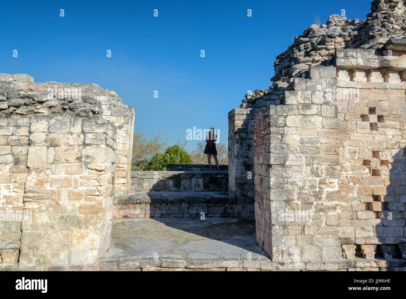 Touristen fotografieren in den Maya-Ruinen von Becan, Mexiko Stockfoto