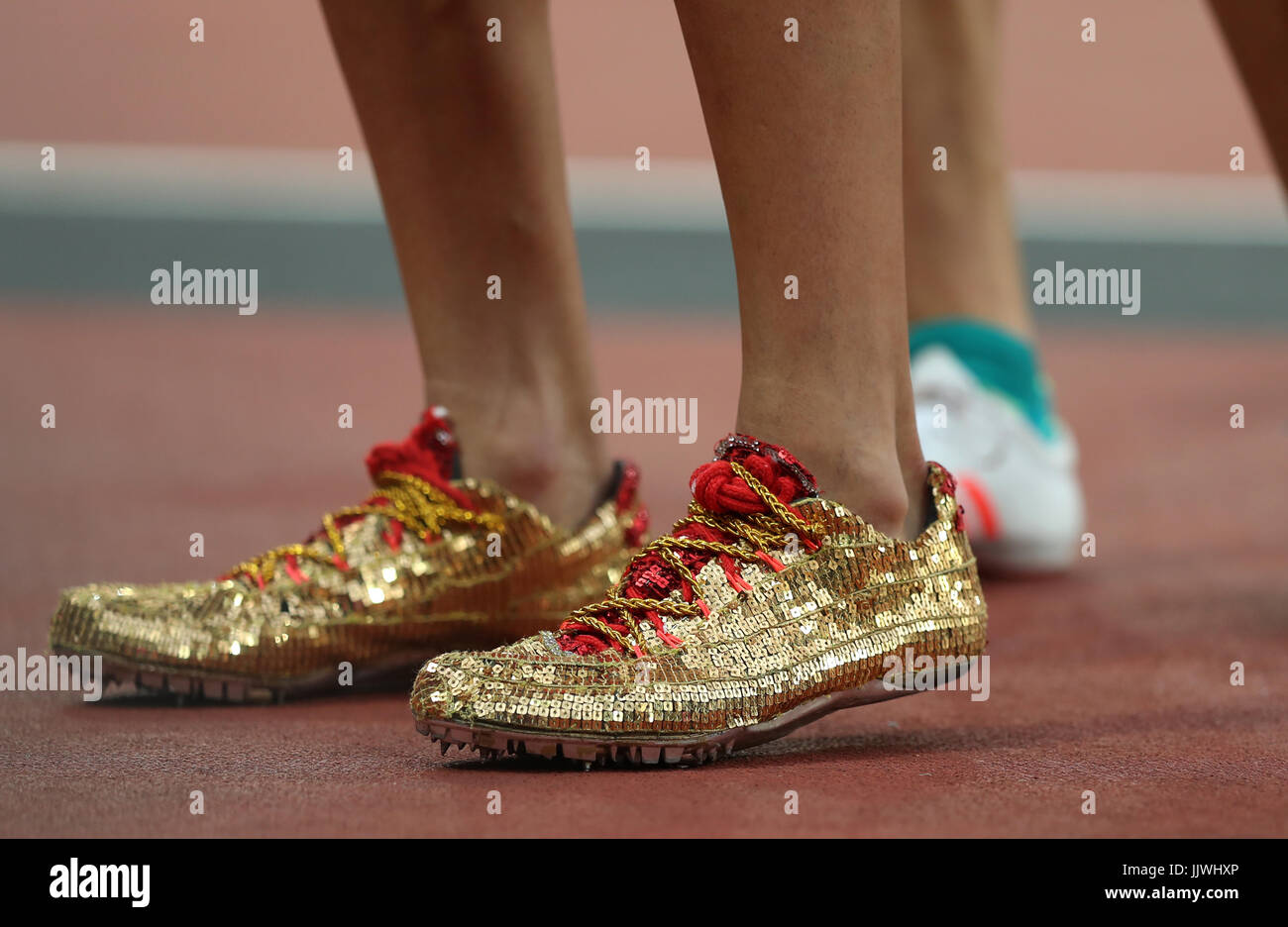 Gold Pailletten funning Schuhe sind getragen von Marcos Balnquino Exposito, Führer von Spaniens im Liebe Descarrega bei der Herren 200m T11 Runde 1 Heizen 3/3 tagsüber sieben von der 2017 Para Leichtathletik-Weltmeisterschaft in London Stadium. Stockfoto