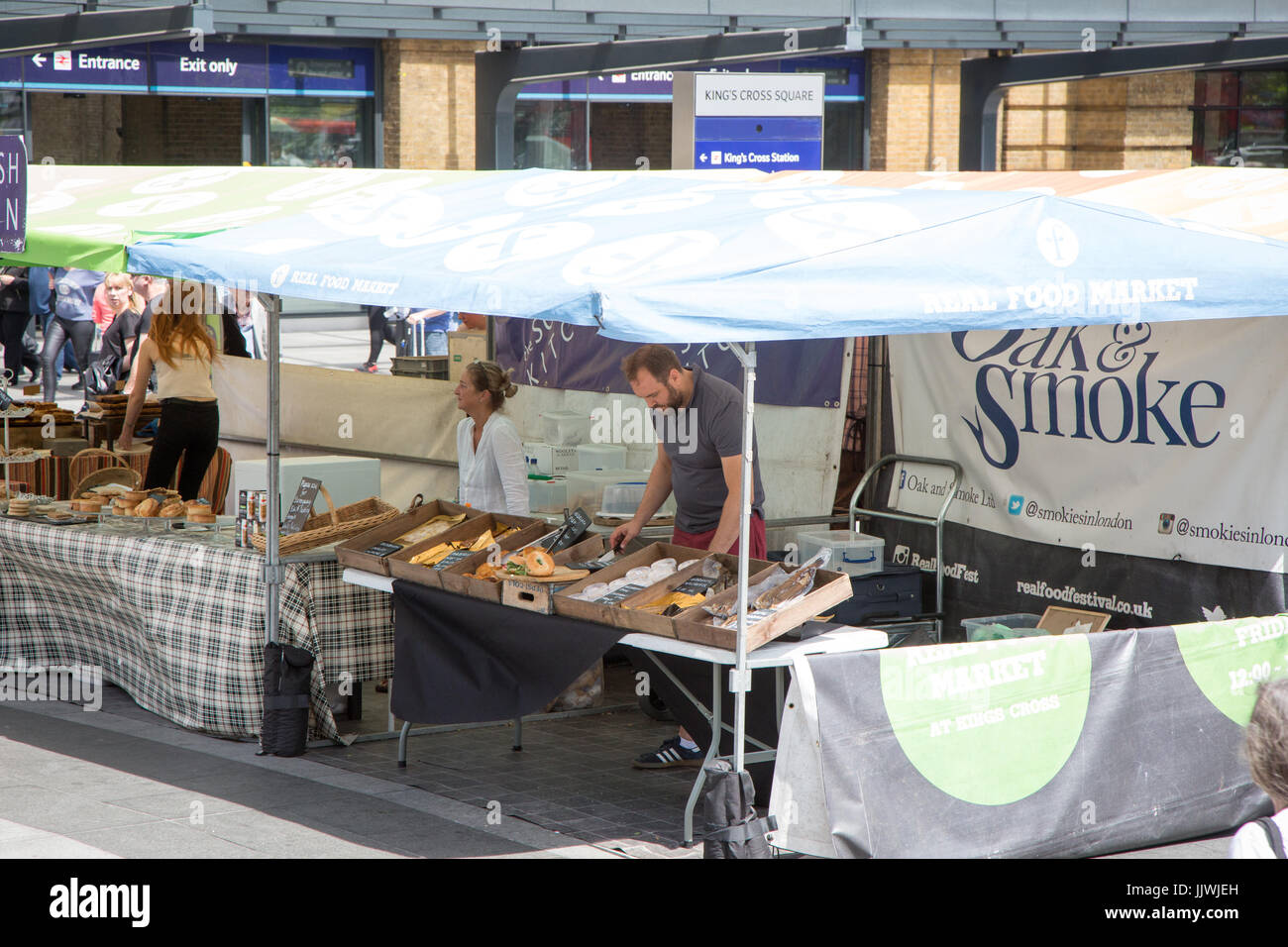 Die echte Lebensmittel-Markt, vor der Kings Cross Station jeden Mittwoch-Freitag Stockfoto