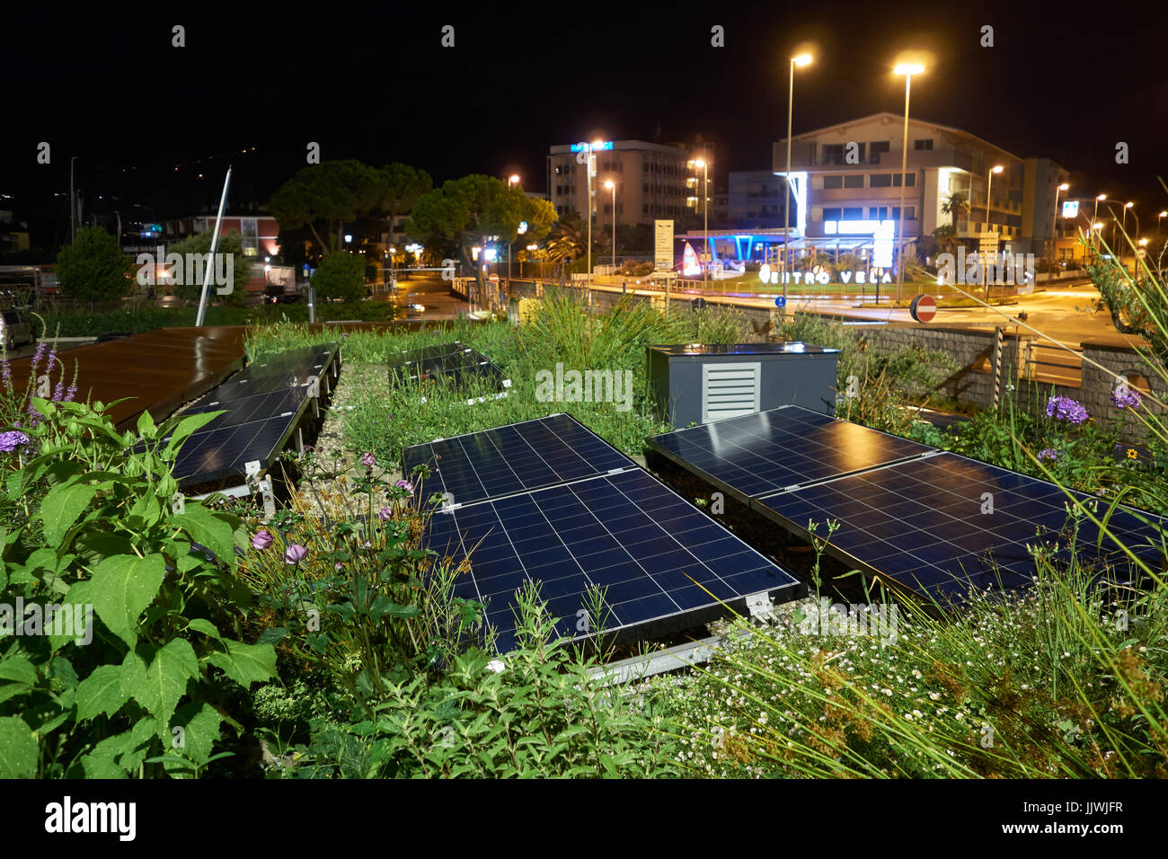 Sonnenkollektoren auf niedrigen Dach in der Nacht. Riva del Garda. Am Gardasee. Italien Stockfoto