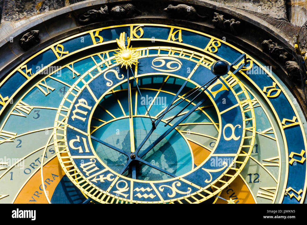 Alte mittelalterliche astronomische Uhr (Orloj) in Prag am Altstädter Ring. Bunte niedrigen Winkel Ansicht. Stockfoto
