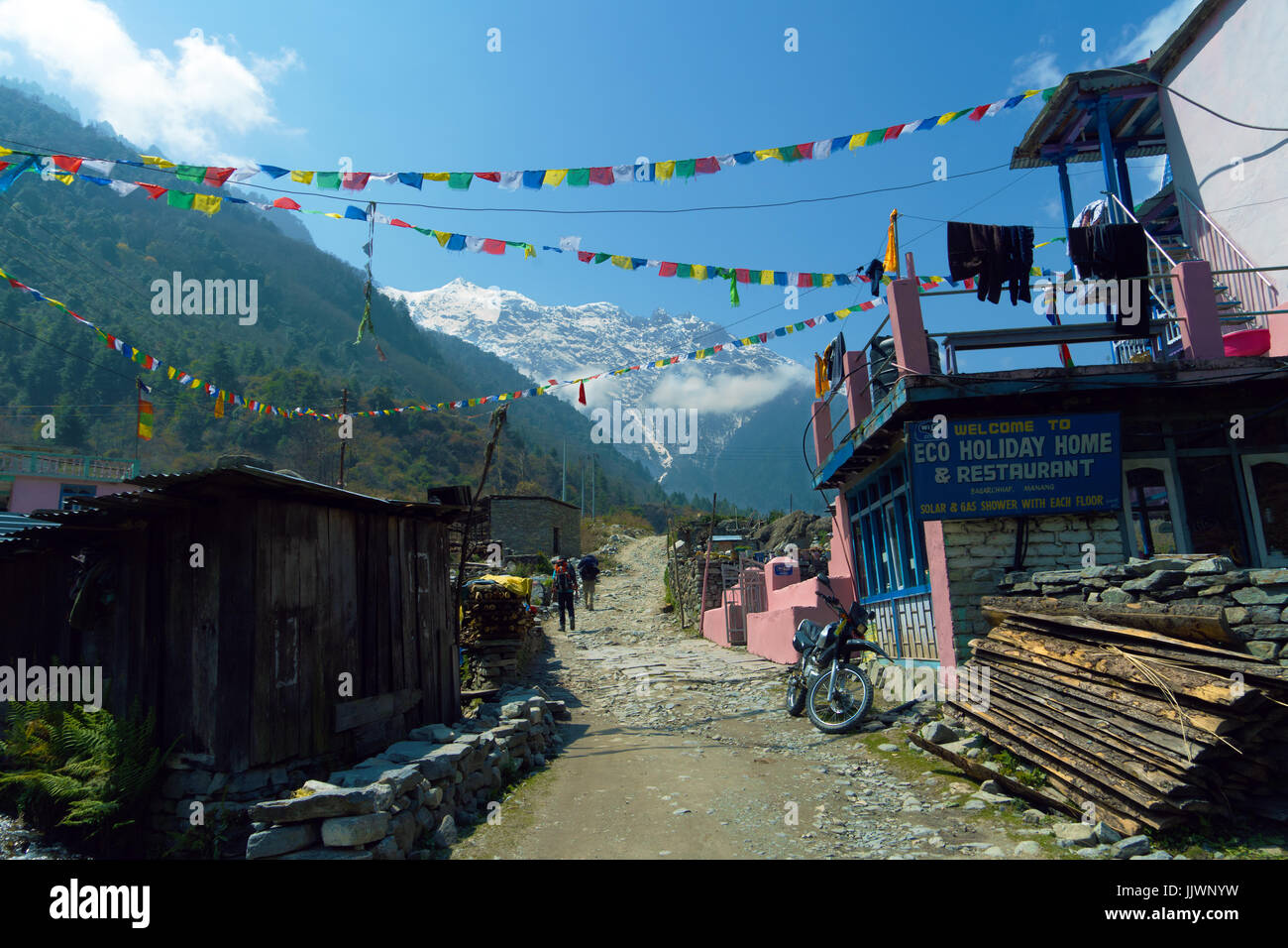 Trekking Trail durch das Dorf Bagarchhap, Annapurna region, Nepal. Stockfoto
