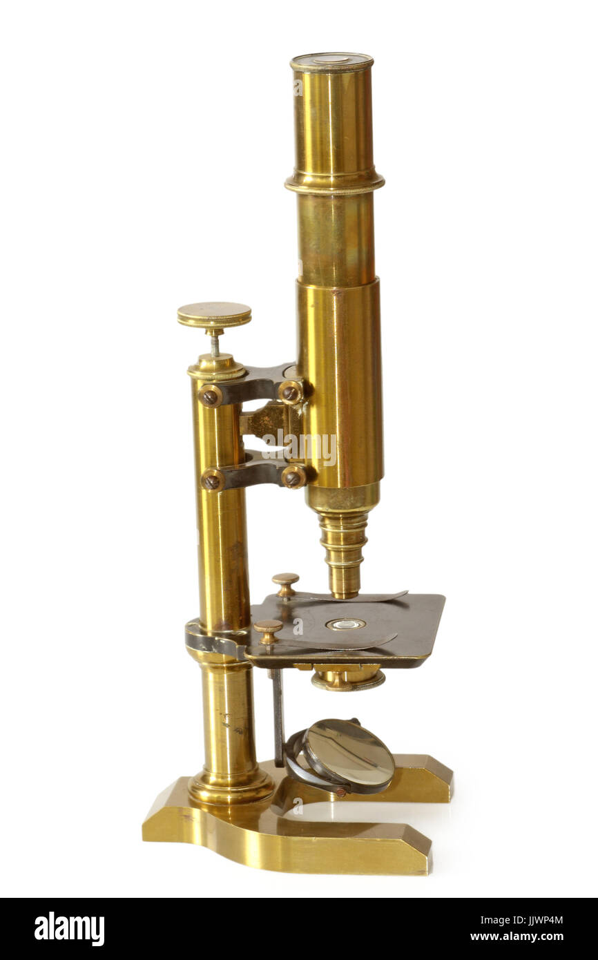 Altmodische Mikroskop aus dem 19. Jahrhundert. auf weißem Hintergrund. Stockfoto