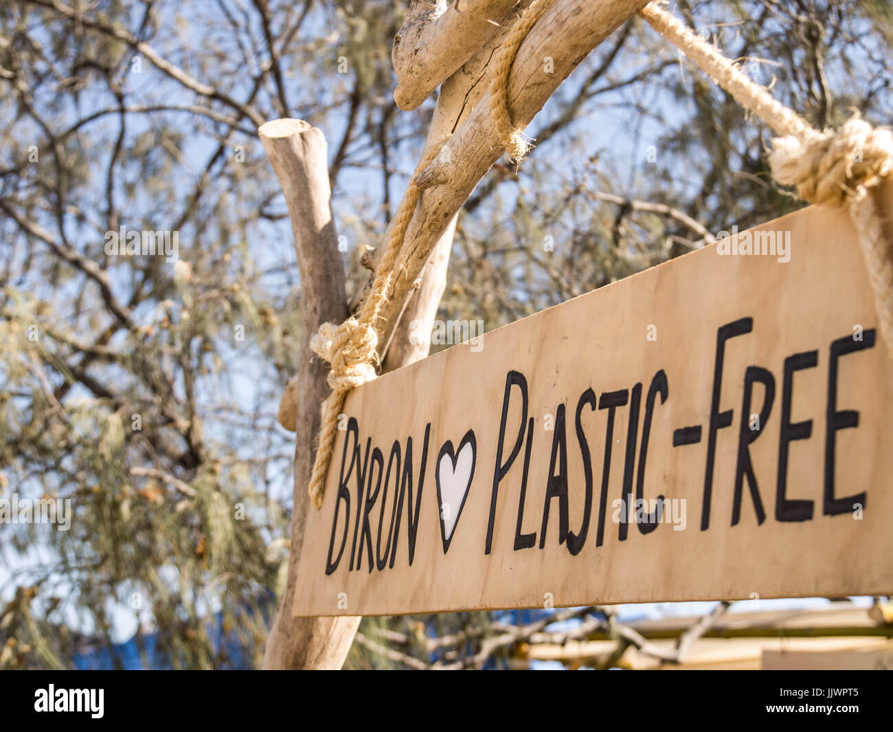 Kostenlose Byron Bay Kunststoffschild gemacht von Holz zu Surf Festival Stockfoto