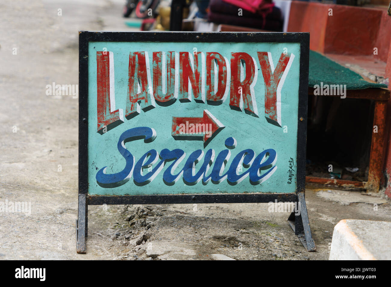 Handgemaltes Schild Werbung einen Wäsche-Service in Nepal. Stockfoto