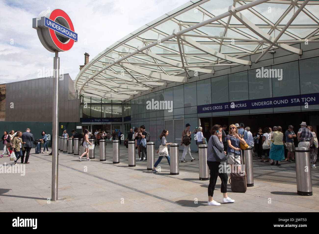 Außenseite des Kings Cross Underground Station - einer der Eingänge mit einem großen Rondell-logo Stockfoto