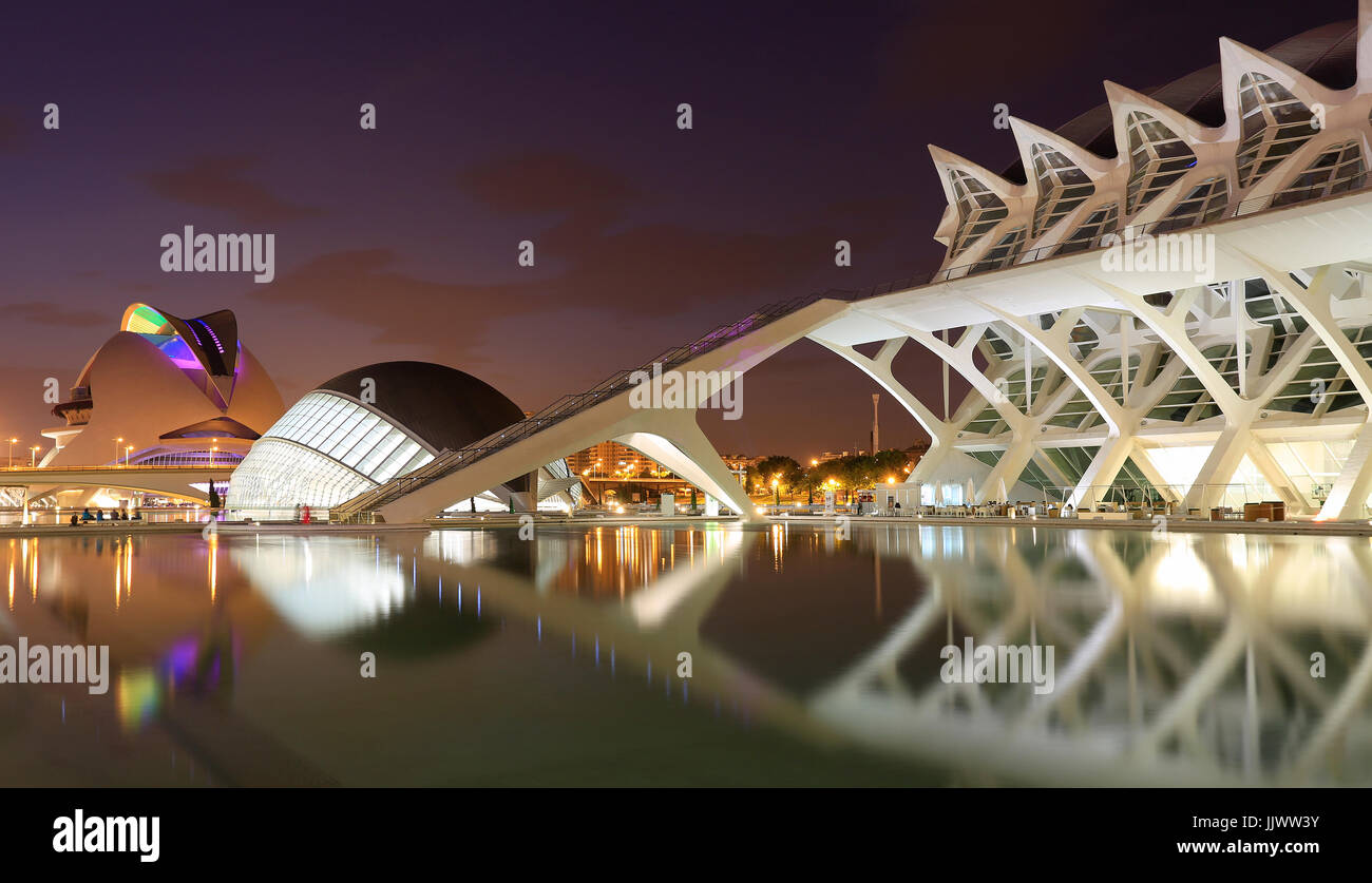 VALENCIA, Spanien - 24. Juli 2017: Die Stadt der Künste und Wissenschaften ist ein Entertainment-Komplex. Nacht-Bild. Stockfoto