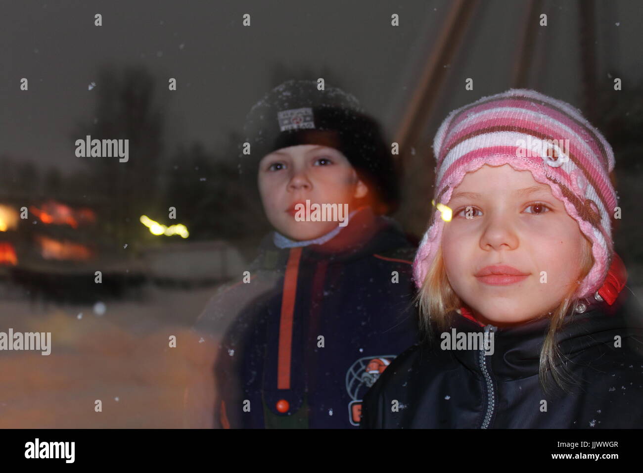 Kinder in der Silvesternacht. Stockfoto