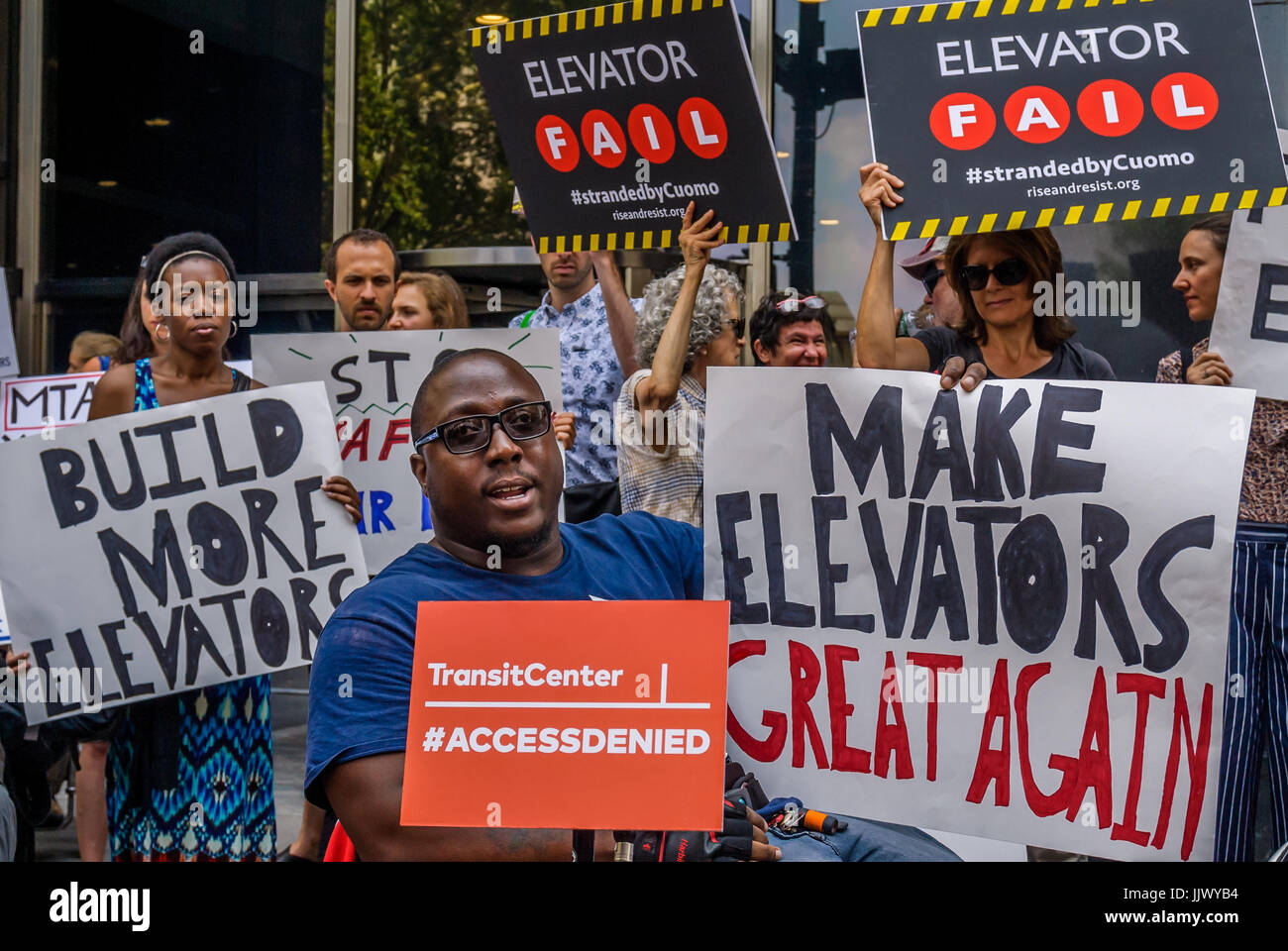 New York, USA. 20. Juli 2017. Behinderung Rechte Gruppen, New York gewählten Beamten Elternteil befürwortet, Aging-Gruppen und Transit-Befürworter in New York City am 20. Juli 2017, eine Kampagne gestartet fordert Gouverneur Cuomo und der Metropolitan Transportation Authority sollen klare, ehrgeizige Pläne, die NYC u-Bahn-System vollständig zugänglich zu machen und langfristig Dysfunktion bei MTA Aufzug Wartungsarbeiten an. Die Gruppen markiert die Freisetzung von einem TransitCenter Bericht mit dem Titel "Access Denied: alle New Yorker MTA U-Bahn System zugänglich zu. Stockfoto