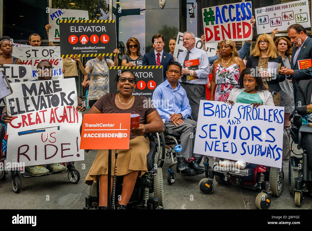 New York, USA. 20. Juli 2017. Monica Bartley des Zentrums für Unabhängigkeit von der Behinderten - Behinderung Rechte Gruppen, New York gewählten Beamten Elternteil befürwortet, Gruppen, Alterung und Transit-Befürworter in New York City eine Kampagne am 20. Juli 2017, fordert Gouverneur Cuomo und der Metropolitan Transportation Authority sollen klare, ehrgeizige Pläne, die NYC u-Bahn-System voll zugänglich zu machen und langfristig Dysfunktion bei MTA Aufzug Wartungsarbeiten an. Stockfoto