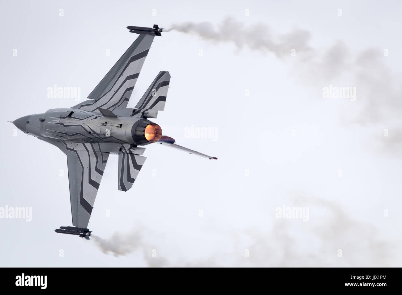 Belgische Luftwaffe Lockheed Martin General Dynamics F-16 Fighting Falcon durchführen seine Aerobatic Anzeige bei Fairford International Air Tattoo RIAT 2017 Stockfoto