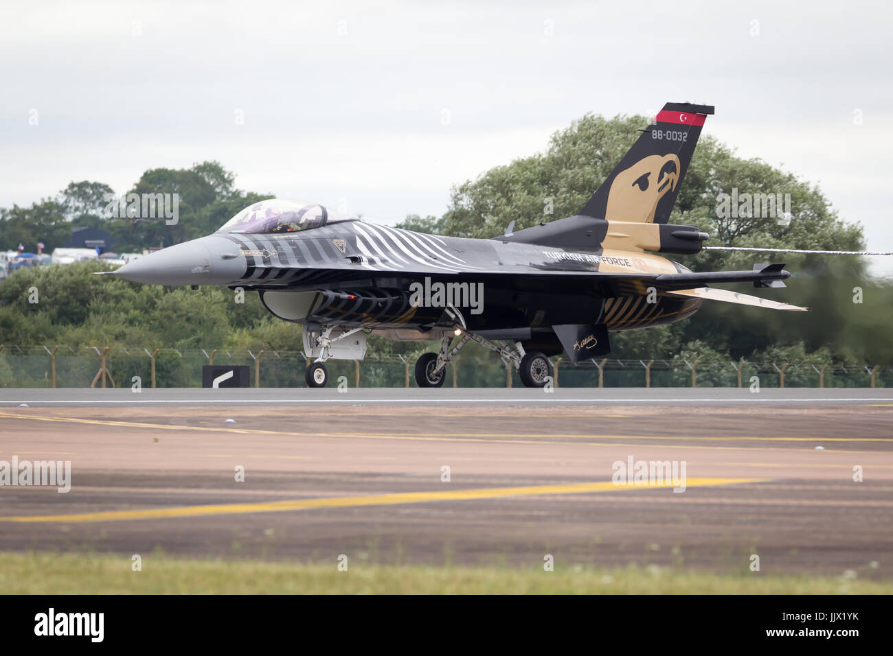 Türkische Luftwaffe Lockheed Martin General Dynamics F-16 Fighting Falcon vervollständigt seine Aerobatic Anzeige bei Fairford International Air Tattoo RIAT 2017 Stockfoto