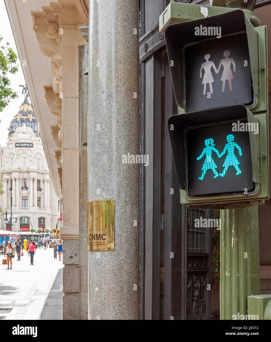 Semáforos LGBTI Instalados En Madrid con trancigen del Día del Orgullo gay. Stockfoto