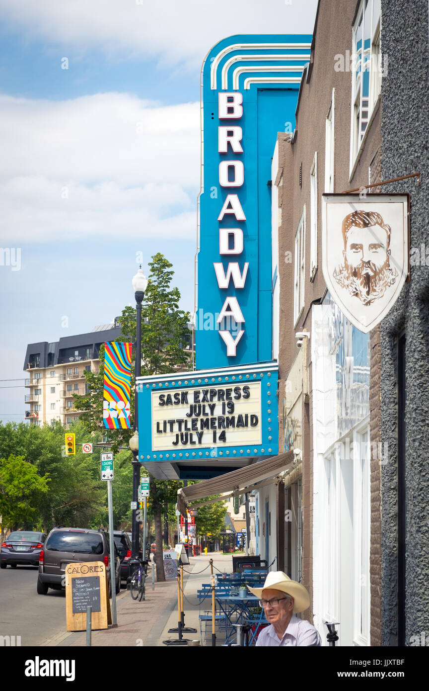 Das historische Broadway Theatre in Saskatoon, Saskatchewan, Kanada, mit einem Saskatoonian urban Cowboy sitzt vor. Stockfoto