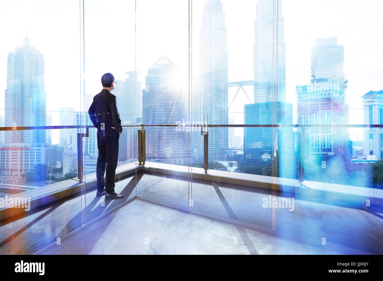 Junge Unternehmer auf der Suche der Stadt im Büro. Morgen-Szene. . Stockfoto