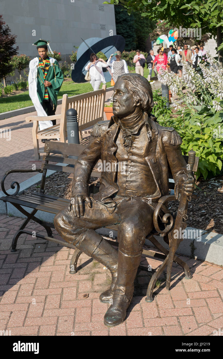 Washington, DC - eine Skulptur von George Washington auf einer Bank auf dem Campus der George Washington University. Der Bildhauer ist Gary Lee Price. Stockfoto
