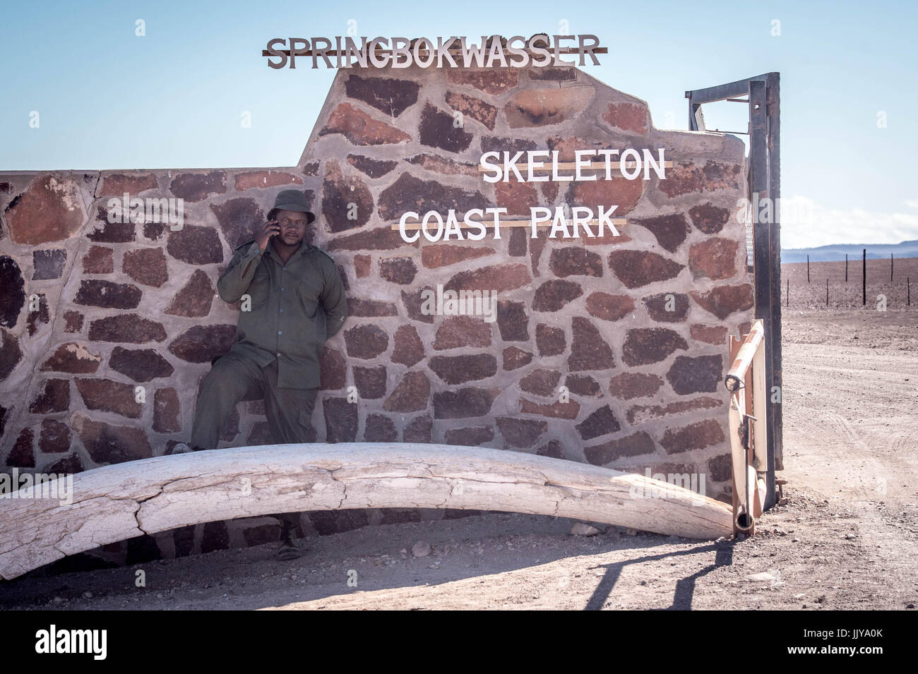 Wache steht am Eingang des Springbokwasser, Skeleton Coast Park. Stockfoto