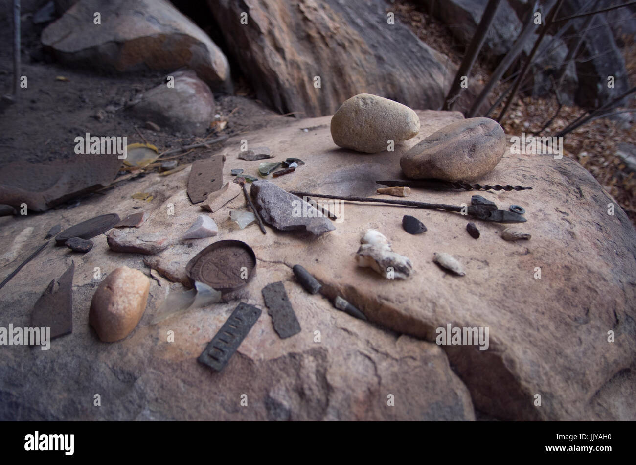 Indigene Jagd Werkzeuge und Geräte in einer alten Höhle gefunden Stockfoto