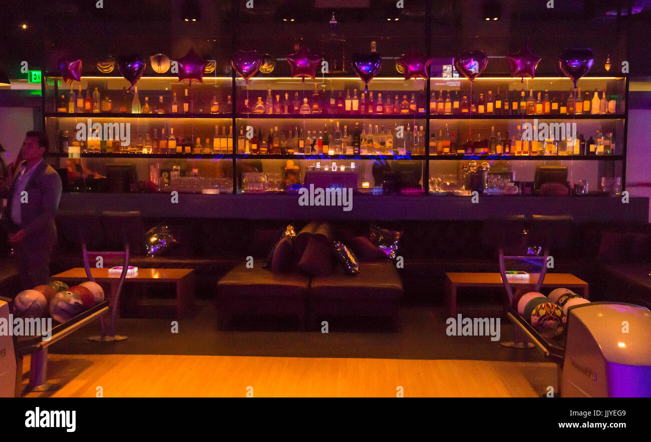 Miami Beach, FL, USA. 20. Juli 2017. MIAMI BEACH, Florida - 20. Juli 2017: Ein Blick auf die Atmosphäre vor Bollare x Cobrasnake Miami schwimmen Woche Opening Party am Miami Beach Edition Keller Credit: Ovidiu Hrubaru/Alamy Live News Stockfoto