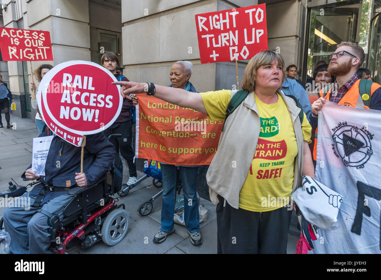 London, UK. 20. Juli 2017. London, UK. 20. Juli 2017. DPAC (behinderte Menschen gegen Kürzungen) Protest mit RMT-Mitgliedern außerhalb der Dept of Transport, Aufruf für behinderte Menschen haben das gleiche Recht auf Schiene Dienstleistungen wie andere verwenden. Treiber nur betrieben trainiert, die Entfernung von Wachen von Zügen und Bahnpersonal aus allen Stationen bedrohen die Freiheit zu reisen. DPAC beigetreten mit RMT Personal auf Streikposten, wenn sie gegen diese Änderungen Arbeitskampfmaßnahmen, die Diskriminierung von Menschen mit Behinderungen und drohen, Sicherheit im Eisenbahnverkehr. Nach ein Protest Rallye mit reden vor dem Ministerium sie Stockfoto