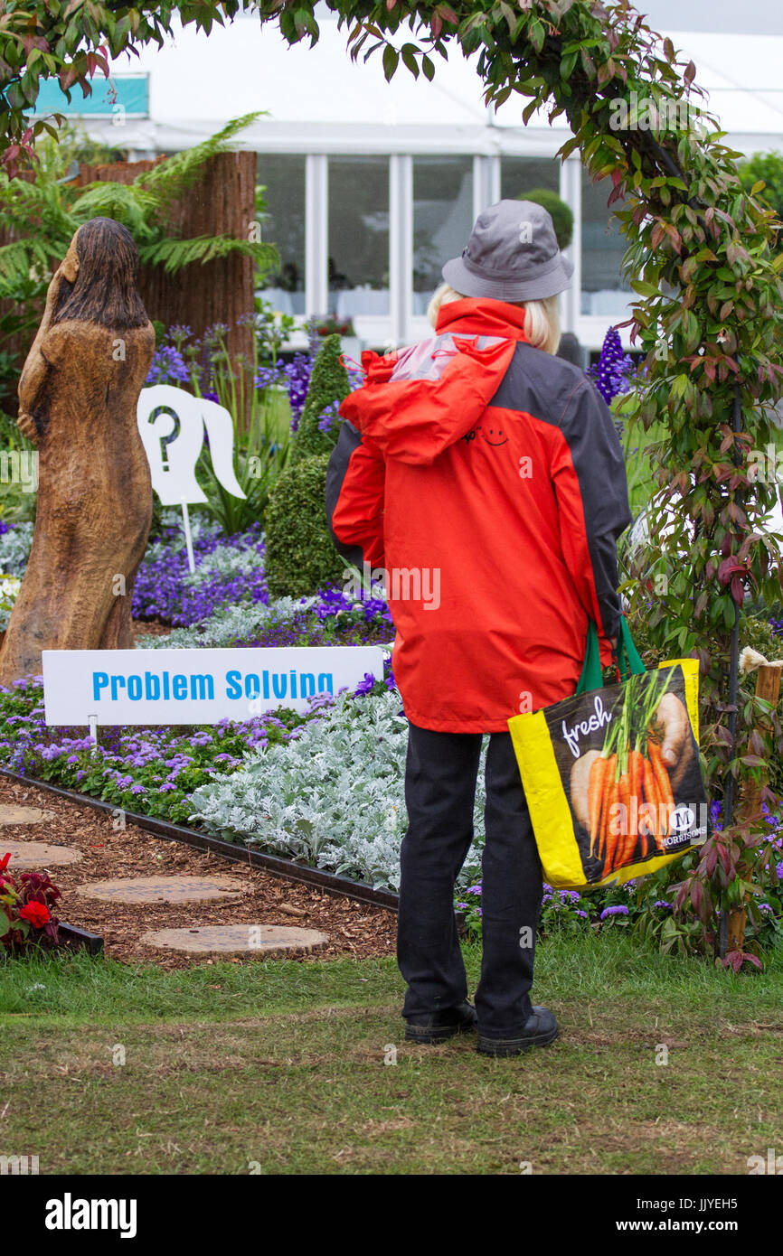 Knutsford Cheshire, UK. 21. Juli 2017. Großbritannien Wetter. Starkregen und längerem Duschen erwartet, wie Vorbereitungen bekommen im Gange für Ladies Day Tatton Park Blume zeigen. Kredite; MediaWorldImages/AlamyLiveNews Stockfoto