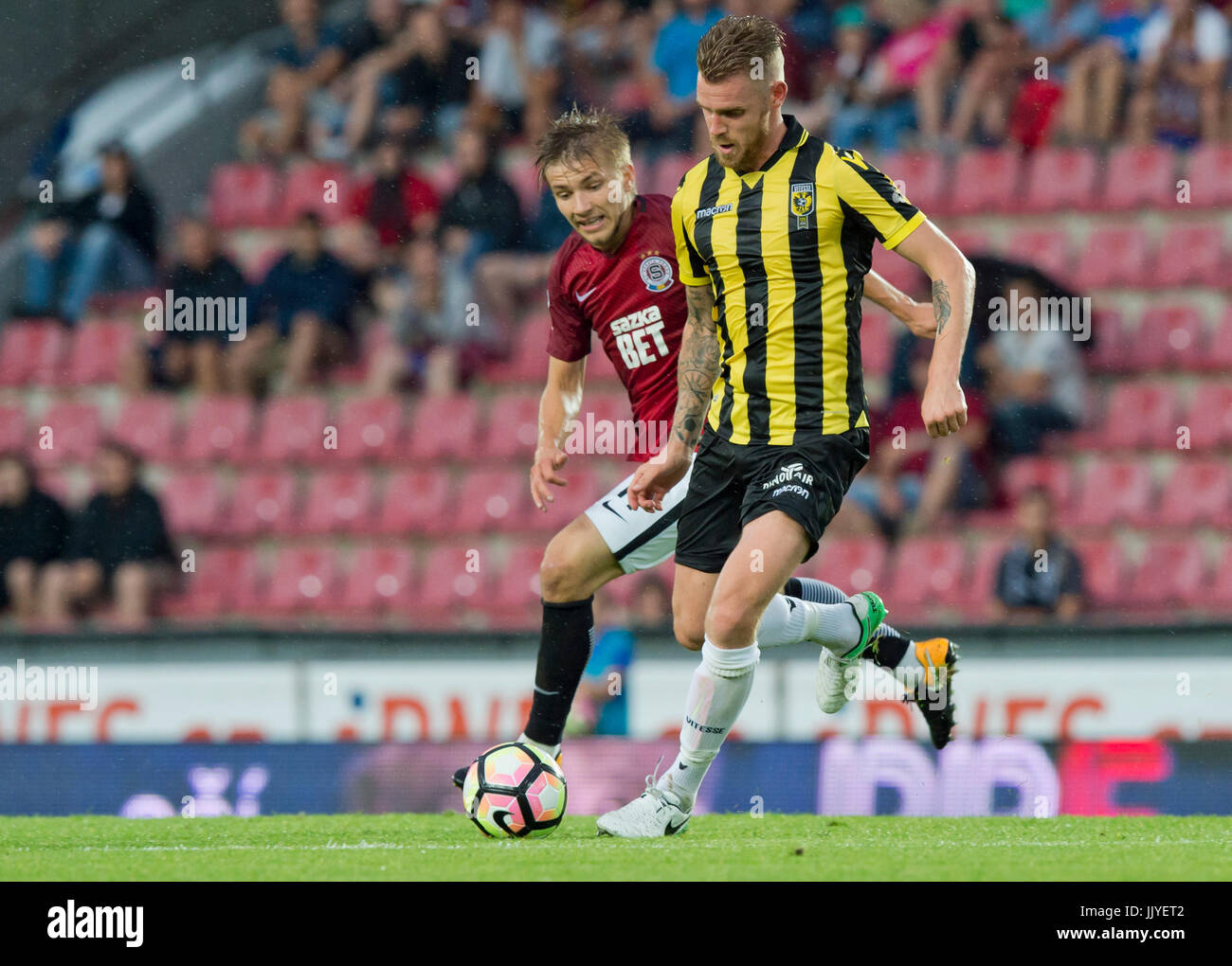 Prag, Tschechische Republik. 20. Juli 2017. Martin Frýdek Sparta Praha, links, und Maikel van der Werff von Vitesse Arnheim in Aktion während der freundlichen übereinstimmen Sparta Praha Vs Vitesse Arnheim in Prag, Tschechische Republik, 20. Juli 2017. Bildnachweis: Vit Simanek/CTK Foto/Alamy Live-Nachrichten Stockfoto