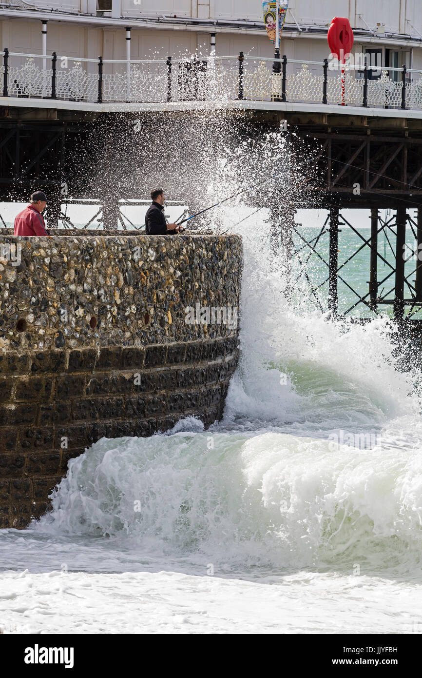 Brighton, UK. 21. Juli 2017. Starke Winde in Brighton an der Südküste von England, machen Hazerdous Bedingungen für die einheimischen Fischer. Bildnachweis: Rob Carter/Alamy Live-Nachrichten Stockfoto