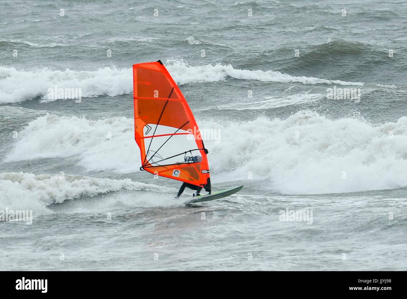 Lyme Regis, Dorset, UK. 21. Juni 2017.   Großbritannien Wetter.  Ein Windsurfer genießen die trüben, feuchten und windigen Bedingungen auf die raue See im Badeort von Lyme Regis in Dorset.  Bildnachweis: Graham Hunt/Alamy Live-Nachrichten Stockfoto