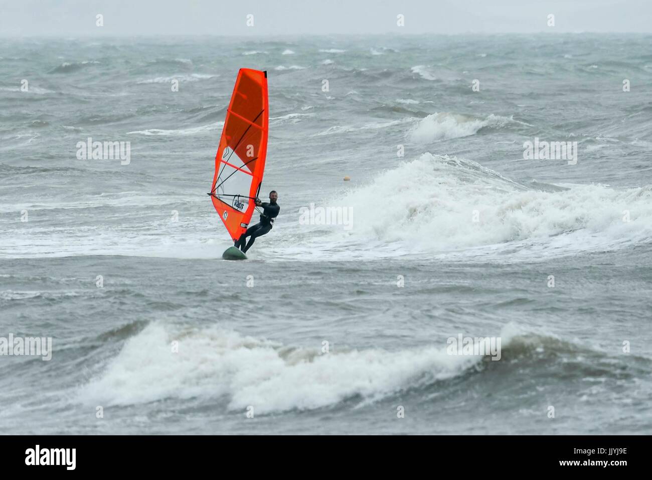 Lyme Regis, Dorset, UK. 21. Juni 2017.   Großbritannien Wetter.  Ein Windsurfer genießen die trüben, feuchten und windigen Bedingungen auf die raue See im Badeort von Lyme Regis in Dorset.  Bildnachweis: Graham Hunt/Alamy Live-Nachrichten Stockfoto