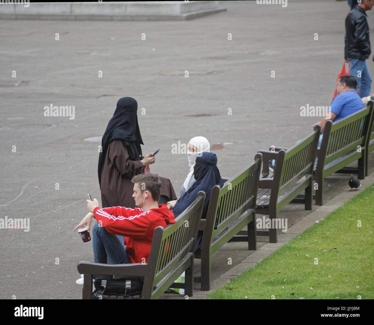 Asiatische Flüchtling gekleidet Hijab Schal auf George Square Glasgow Straße in der UK alltägliche Szene Stockfoto