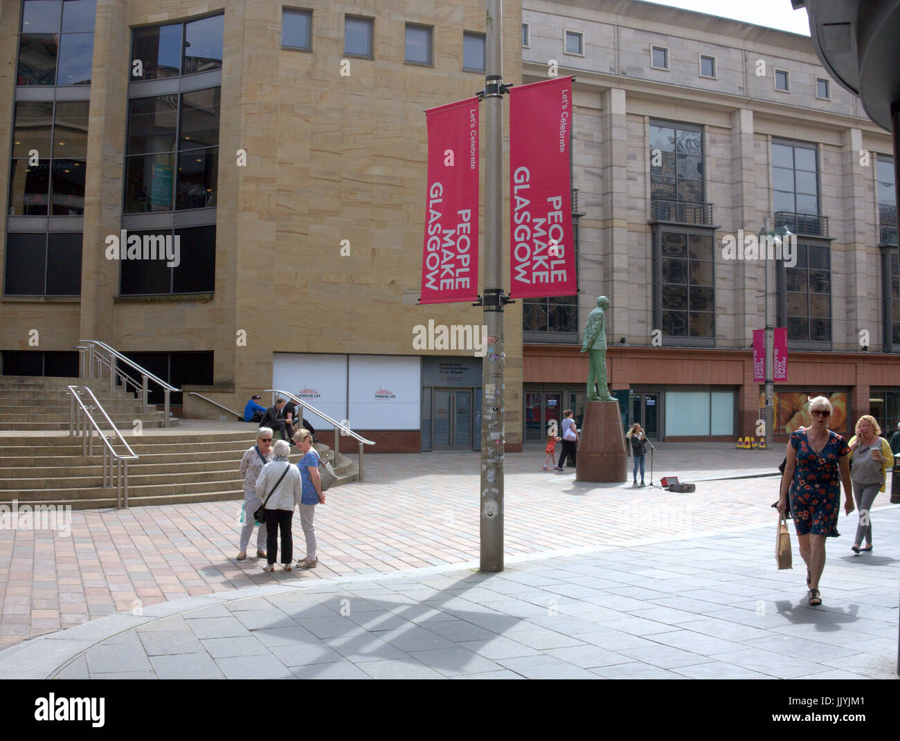 Menschen machen Glasgow Menschen machen Glasgow Donald Dewar Statue Sonnenschein royal Comvert Hall Schritte Stockfoto