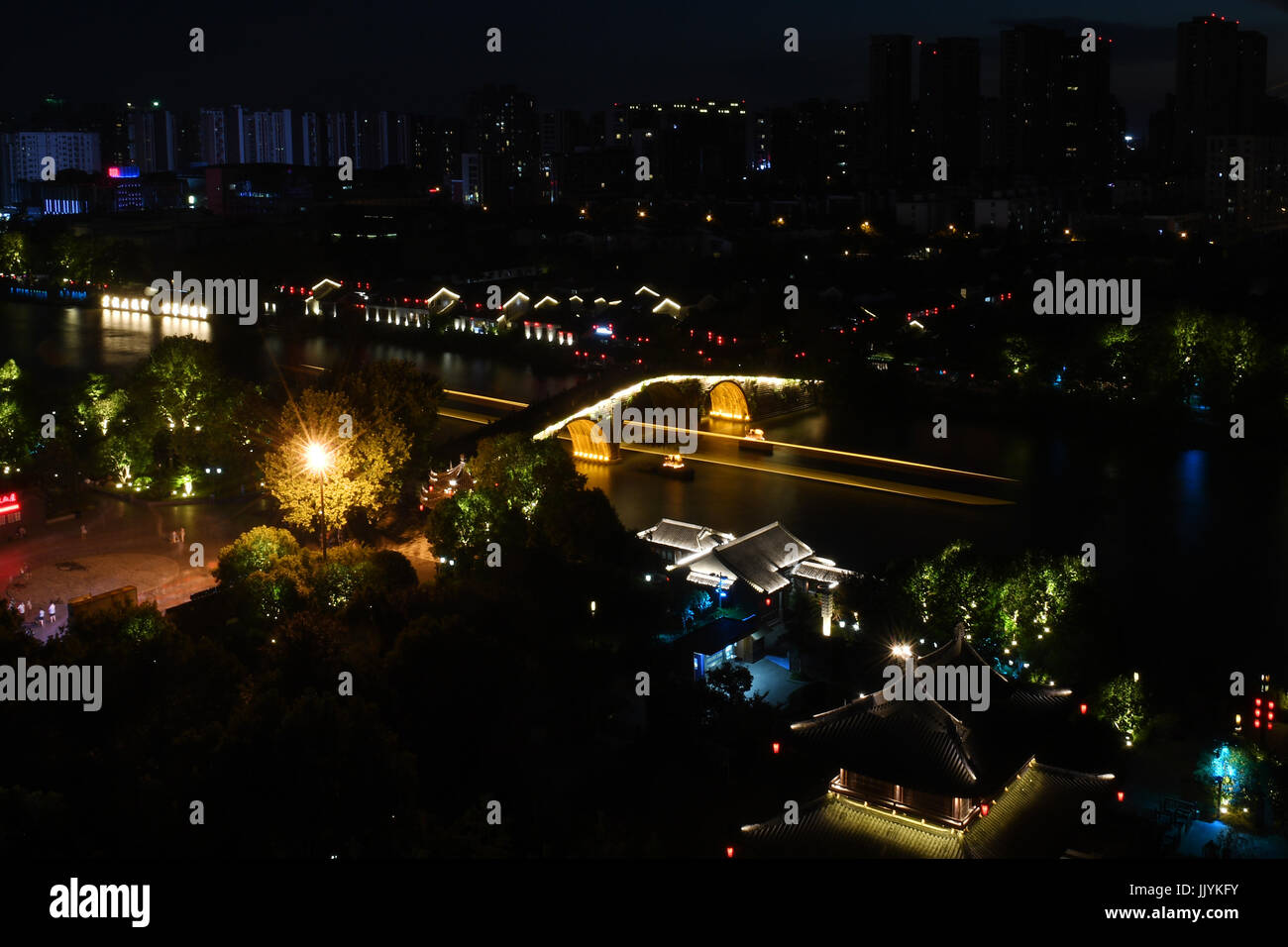 Hangzhou. 20. Juli 2017. Foto aufgenommen am 20. Juli 2017 zeigt die Gongchen Brücke über den Canal Grande in Hangzhou, Zhejiang Provinz Ost-China. Ein kultureller und landschaftliche Gürtel, wie Museen, Kultur- und Kreativwirtschaft Zonen, historische Relikte und alten Straßen, hat entlang der 12 Kilometer langen Abschnitt des Beijing-Hangzhou Grand Canal in Gongshu Bezirk Hangzhou gebildet. Bildnachweis: Huang Zongzhi/Xinhua/Alamy Live-Nachrichten Stockfoto