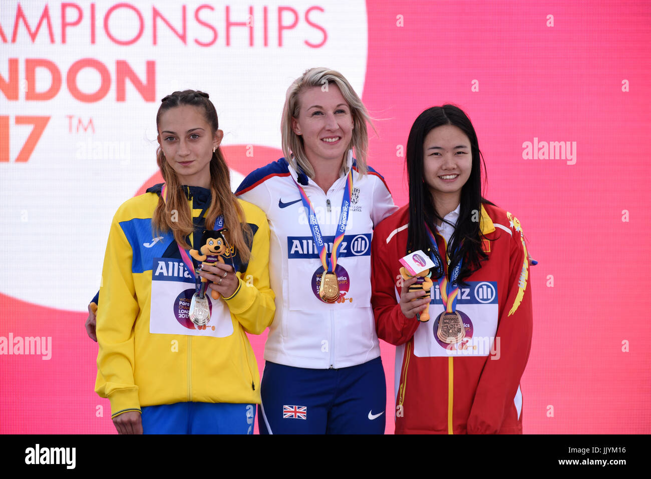 Georgie Hermitage erhielt ihre Goldmedaille für ihren Sieg bei den Frauen T37 400m Para der Leichtathletik-Weltmeisterschaft in London. Nataliia Kobzar (UKR) Silber und Fenfen Jiang (CHN) bronze Stockfoto