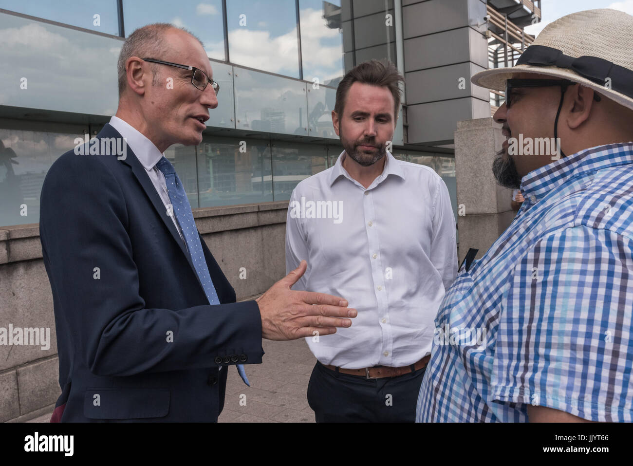 London, UK. 21. Juli 2017. Das BAKOM Mitarbeiter (links) sprechen mit union Veranstalter Alberto Durango (rechts) vor dem BAKOM Büro wo eine kleine Gruppe von CAIWU (Reiniger und Alliierten unabhängige Gewerkschaft) Mitgliedern gekommen war, um Mitie präsentieren ihre "Schlechtesten Arbeitgeber in den UK-2017"-Auszeichnung, die die Reinigungskräfte zu beschäftigen, die ihre Büros zu reinigen. Man argumentiert, dass dies ein Streit zwischen den CAIWU und Mitie war und Alberto Durango erzählte, dass sie außen Mitie Büros, anstatt das BAKOM protestiert werden sollte. Bildnachweis: Peter Marshall/Alamy Live-Nachrichten Stockfoto