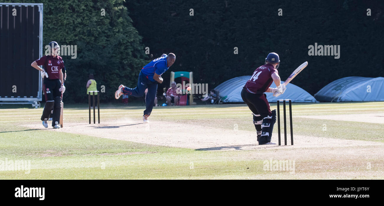 Brentwood, Essex 21. Juli 2017, Devon Malcolm Schalen für die PCA englische Meister gegen Brentwood Cricket Club Credit: Ian Davidson/Alamy Live News Stockfoto