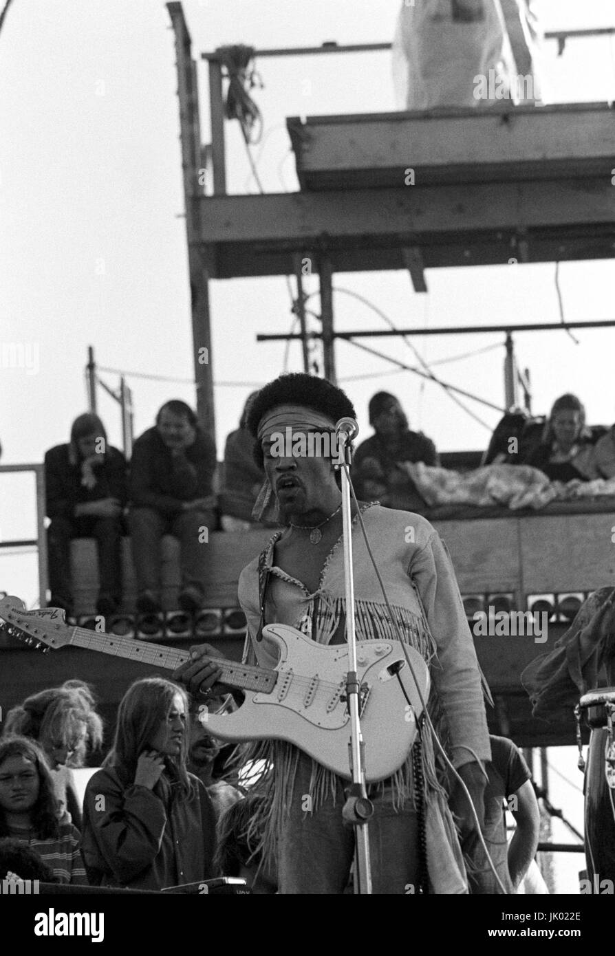 Jimi Hendrix Durchführung von seinem legendären 2 Stunden Auftritt beim Woodstock Music & Arts Festival auf Sam Yasgurs Luzerne Feld in Sullivan County in Bethal, New York am 18. August 1969 statt. Hendrix, betonte er in der Nähe des Festivals und wurde geplant, um Mitternacht erscheinen aber aufgrund von Verzögerungen nicht die Bühne bis 09:00 Montag Morgen. Die meisten der Masse für zu Hause bis dahin verlassen hatte und war von eine satte 500.000 auf mickrige 80.000 geschrumpft. ** HÖHERE Preise möglich ** Aufruf zum Preis verhandeln ** © Peter Tarnoff / MediaPunch Stockfoto