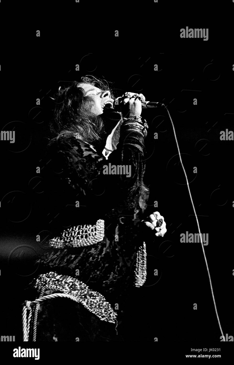 Janis Joplin Durchführung ihr letztes Konzert jemals im Harvard Stadium in Boston, MA am 12. August 1970. Nur 10.000 Fans waren in sondern über 47.000 auftauchte, die ihren Weg über die Mauern des Stadions zu lassen. Janis war 27 Jahre alt und wäre tot nur 53 Tage später. ** HÖHERE Preise möglich ** Aufruf zum Preis verhandeln ** © Peter Tarnoff / MediaPunch Stockfoto