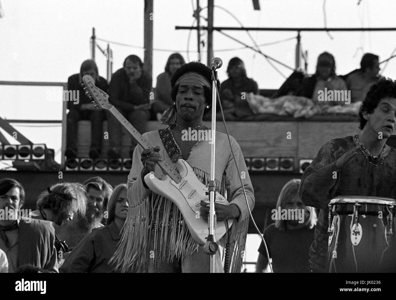 Jimi Hendrix seine legendären 2 Stunde Leistung bei Woodstock Music and Arts Festival auf Sam Yasgur Luzerne Feld in Sullivan County in Bethal, New York am 18. August 1969 statt. Hendrix beharrte, daß er das Festival in der Nähe und war geplant um Mitternacht zu erscheinen, aber aufgrund von Verzögerungen nicht auf der Bühne bis 9 Montag Morgen. Die meisten der Masse für zu Hause dann verlassen hatte und stark abgenommen hatte von sage und schreibe 500.000 auf Schlappe 80.000. © Peter Tarnoff/MediaPunch Stockfoto