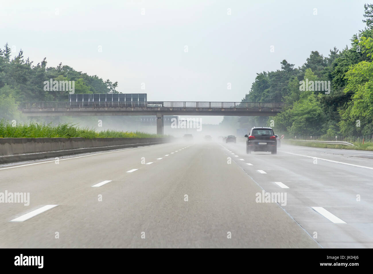 nass und regnerisch Straße Landschaft auf einer Autobahn in Süddeutschland Stockfoto