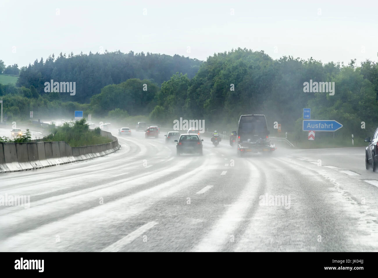 nass und regnerisch Straße Landschaft auf einer Autobahn in Süddeutschland Stockfoto