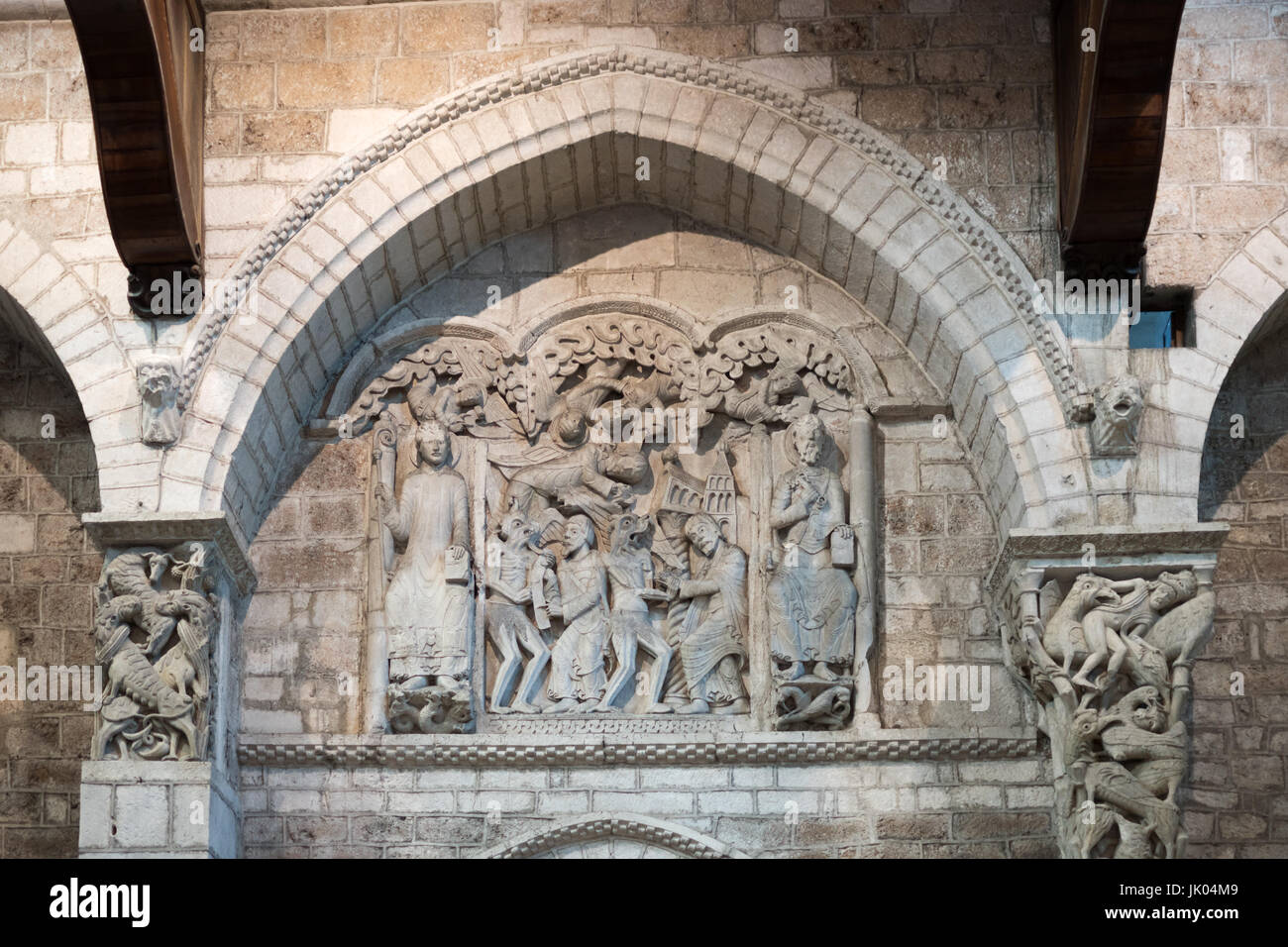 Fries, die Legende von Theophilus mit St. Peter und St. Benedikt. in der Abtei Sainte-Marie, Souillac, Lot, Frankreich, Europa Stockfoto