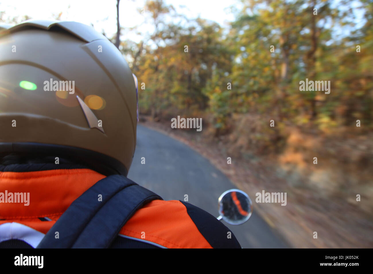 Biker fahren ein Motorrad fährt entlang der asphaltierten Straße. Stockfoto