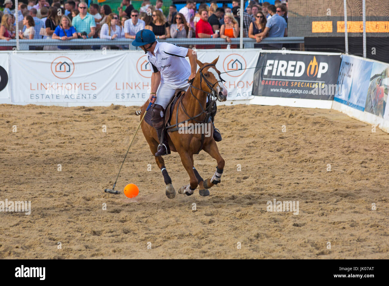 Aktion am britischen Beach Polo Meisterschaften an den Sandbanks Beach, Poole, Dorset Großbritannien im Juli an einem warmen sonnigen Tag. Stockfoto