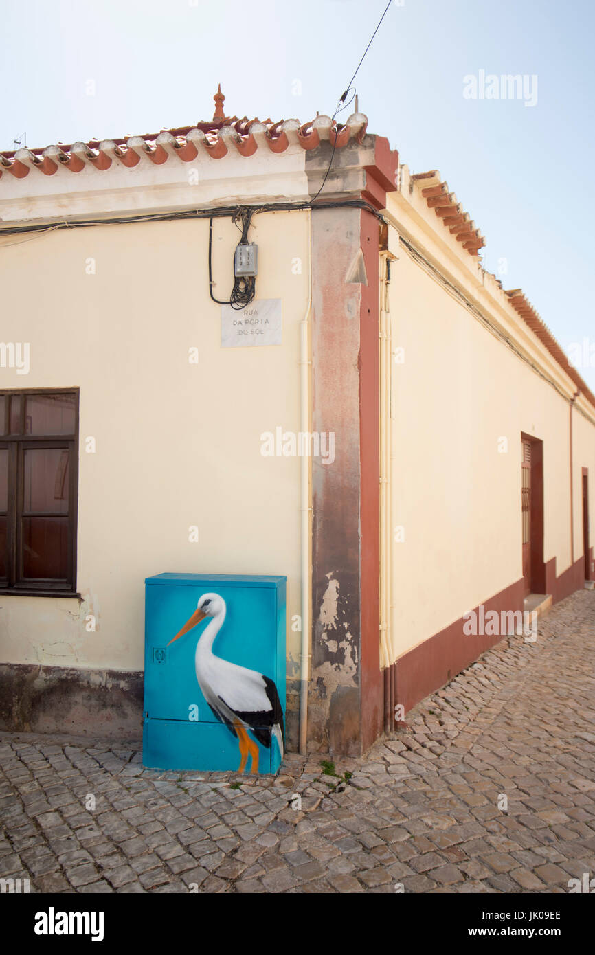 ein Bilder von einem Storch in der alten Stadt Silves an der Algarve Portugal in Europa. Stockfoto