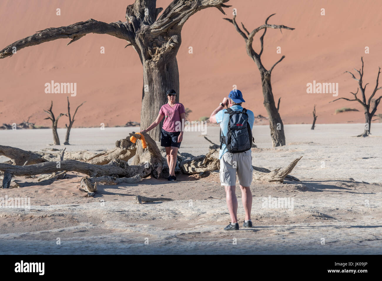 Touristen fotografieren die Toten Akazien Deadvlei Lehmpfanne Teil des Namib-Naukluft National Park in Namibia, Africa.Etosha, Namibia Stockfoto