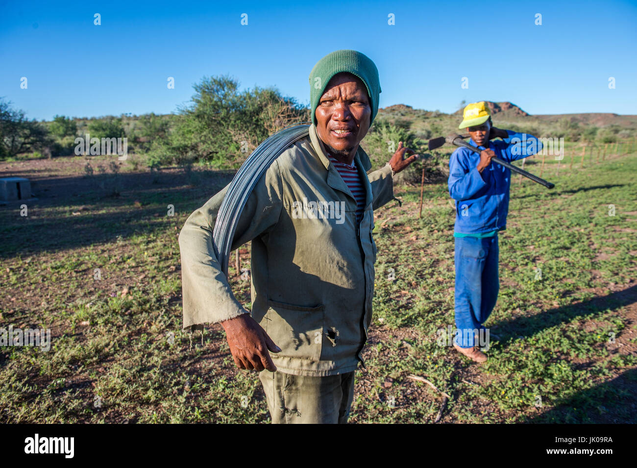 Landarbeiter ruhen für einen kurzen Moment auf Dabis Guest Farm in Helmeringhausen, Südliches Namibia, Afrika. Stockfoto