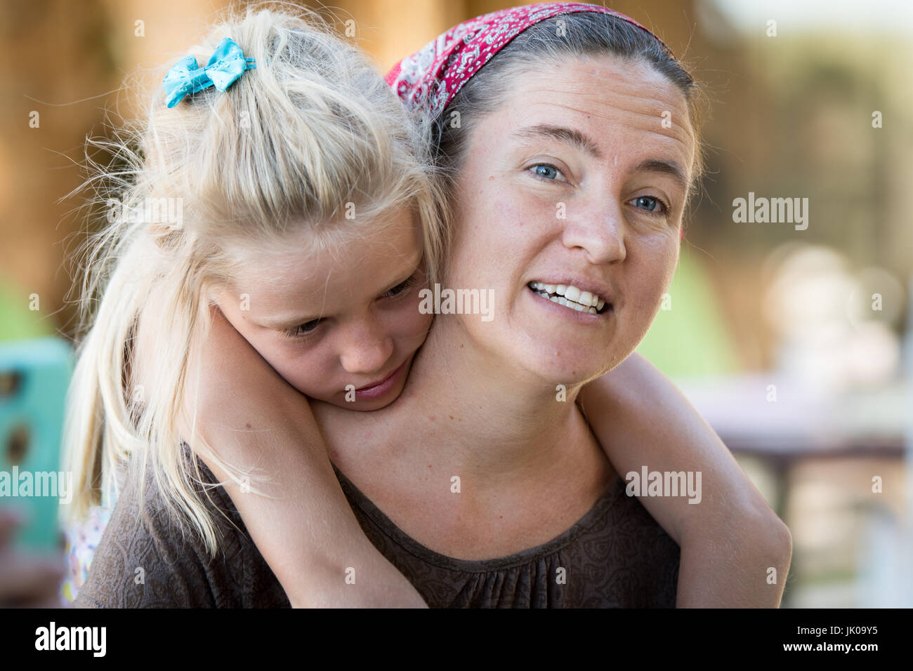 Tochter umarmt ihre Mutter auf Dabis Guest Farm in Helmeringhausen, Südliches Namibia, Afrika. Stockfoto