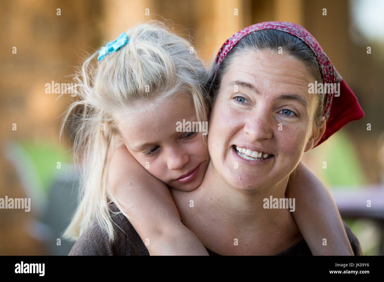 Tochter umarmt ihre Mutter auf Dabis Guest Farm in Helmeringhausen, Südliches Namibia, Afrika. Stockfoto